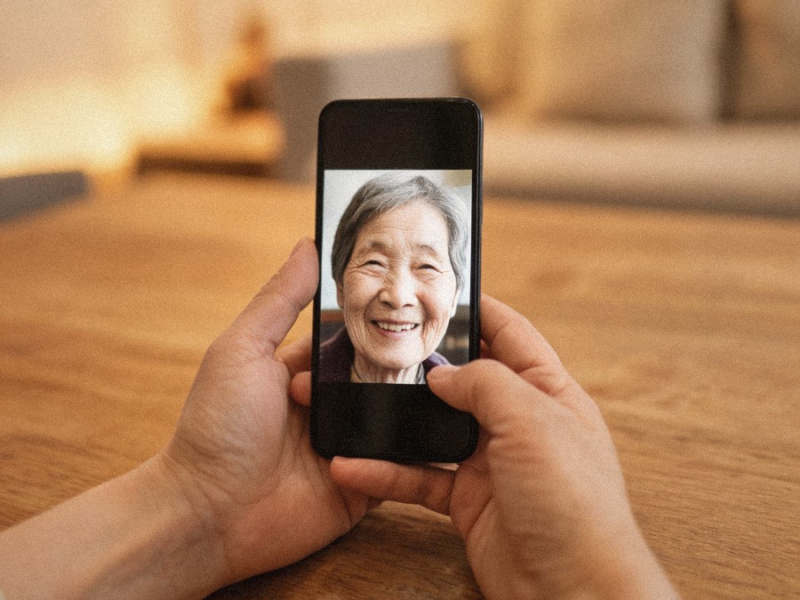 スマートフォンで遺影を仕上げている手元